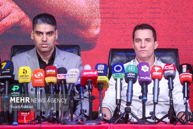 حضور اوسمار ویه را سرمربی  و پیمان حدادی مدیر عامل باشگاه پرسپولیس در مراسم معارفه و امضای قراردادسرمربی جدید پرسپولیس