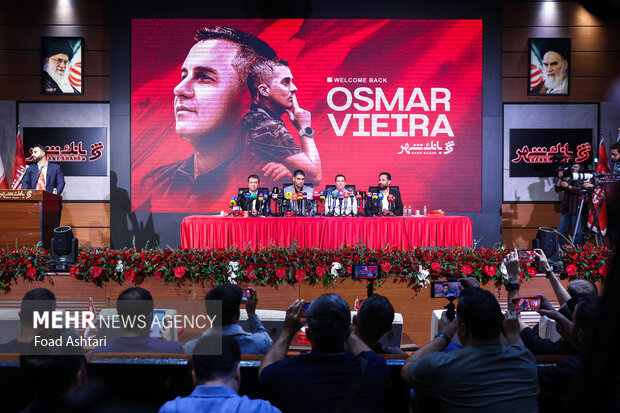مراسم معارفه و امضای قرارداد اوسمار ویه را سرمربی پرسپولیس