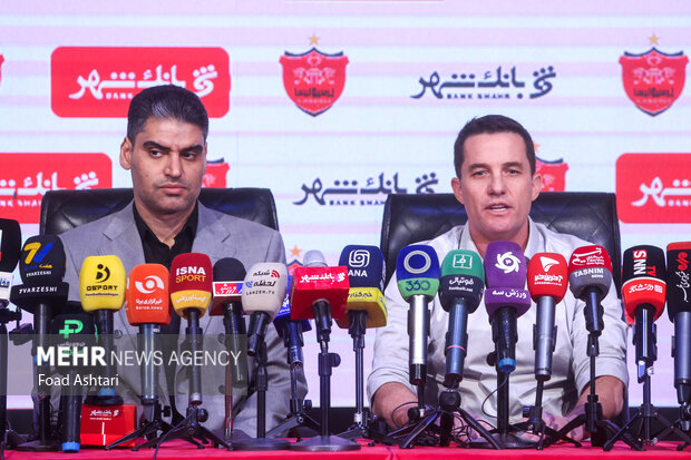 مراسم معارفه و امضای قرارداد اوسمار ویه را سرمربی پرسپولیس