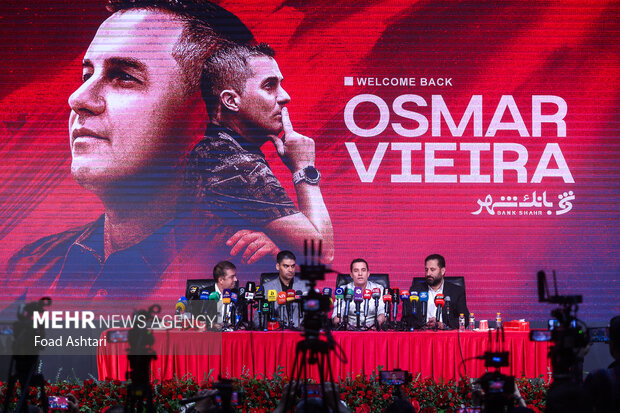 حضور اوسمار ویه را سرمربی  و پیمان حدادی مدیر عامل باشگاه پرسپولیس در مراسم معارفه و امضای قراردادسرمربی جدید پرسپولیس