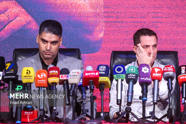 حضور اوسمار ویه را سرمربی  و پیمان حدادی مدیر عامل باشگاه پرسپولیس در مراسم معارفه و امضای قراردادسرمربی جدید پرسپولیس