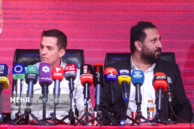 حضور اوسمار ویه را سرمربی  و پیمان حدادی مدیر عامل باشگاه پرسپولیس در مراسم معارفه و امضای قراردادسرمربی جدید پرسپولیس