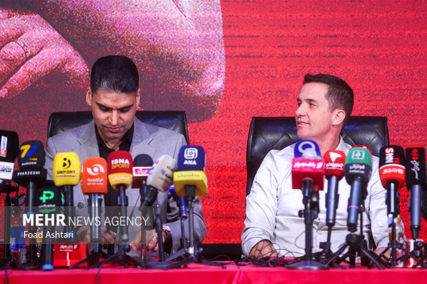 مراسم معارفه و امضای قرارداد اوسمار ویه را سرمربی پرسپولیسحضور اوسمار ویه را سرمربی  و پیمان حدادی مدیر عامل باشگاه پرسپولیس در مراسم معارفه و امضای قراردادسرمربی جدید پرسپولیس