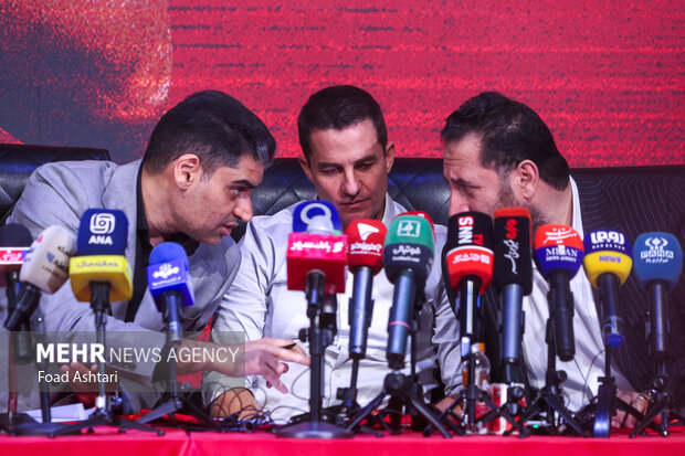 حضور اوسمار ویه را سرمربی  و پیمان حدادی مدیر عامل باشگاه پرسپولیس در مراسم معارفه و امضای قراردادسرمربی جدید پرسپولیس