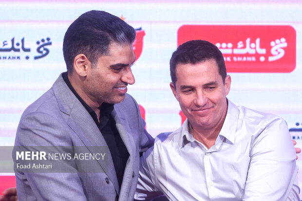 حضور اوسمار ویه را سرمربی  و پیمان حدادی مدیر عامل باشگاه پرسپولیس در مراسم معارفه و امضای قراردادسرمربی جدید پرسپولیس