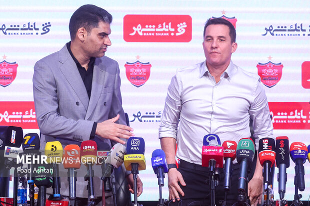 حضور اوسمار ویه را سرمربی  و پیمان حدادی مدیر عامل باشگاه پرسپولیس در مراسم معارفه و امضای قراردادسرمربی جدید پرسپولیس