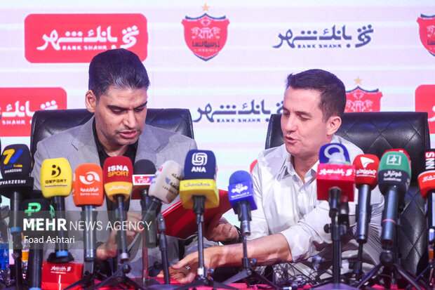 حضور اوسمار ویه را سرمربی  و پیمان حدادی مدیر عامل باشگاه پرسپولیس در مراسم معارفه و امضای قراردادسرمربی جدید پرسپولیس