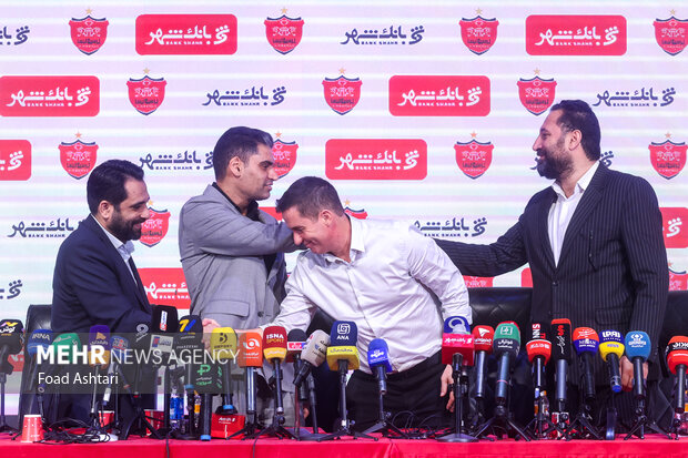 حضور اوسمار ویه را سرمربی  و پیمان حدادی مدیر عامل باشگاه پرسپولیس در مراسم معارفه و امضای قراردادسرمربی جدید پرسپولیس