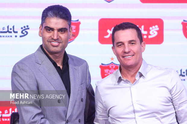 حضور اوسمار ویه را سرمربی  و پیمان حدادی مدیر عامل باشگاه پرسپولیس در مراسم معارفه و امضای قراردادسرمربی جدید پرسپولیس