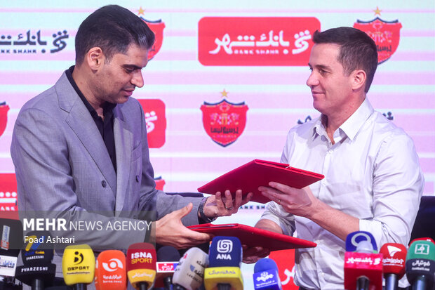 حضور اوسمار ویه را سرمربی  و پیمان حدادی مدیر عامل باشگاه پرسپولیس در مراسم معارفه و امضای قراردادسرمربی جدید پرسپولیس