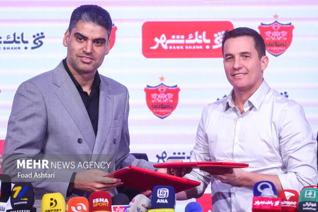 حضور اوسمار ویه را سرمربی  و پیمان حدادی مدیر عامل باشگاه پرسپولیس در مراسم معارفه و امضای قراردادسرمربی جدید پرسپولیس