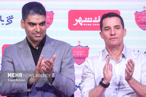 حضور اوسمار ویه را سرمربی  و پیمان حدادی مدیر عامل باشگاه پرسپولیس در مراسم معارفه و امضای قراردادسرمربی جدید پرسپولیس