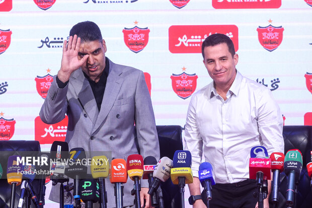 حضور اوسمار ویه را سرمربی  و پیمان حدادی مدیر عامل باشگاه پرسپولیس در مراسم معارفه و امضای قراردادسرمربی جدید پرسپولیس