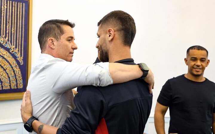 معارفه فرودگاهی اوسمار ویه‌را به بازیکنان پرسپولیس