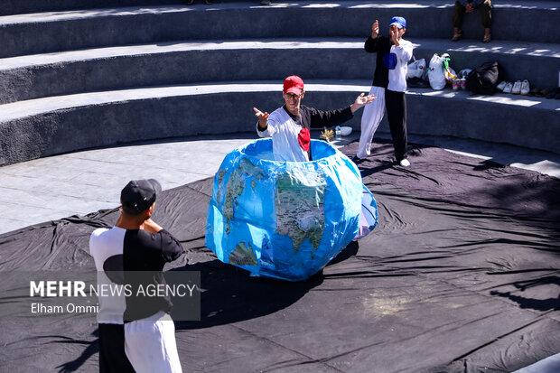 اجرای نمایش پایپون قرمز در جشنواره بینالمللی تئاتر خیابانی مریوان اجرای نمایش پایپون قرمز در جشنواره بینالمللی تئاتر خیابانی مریوان