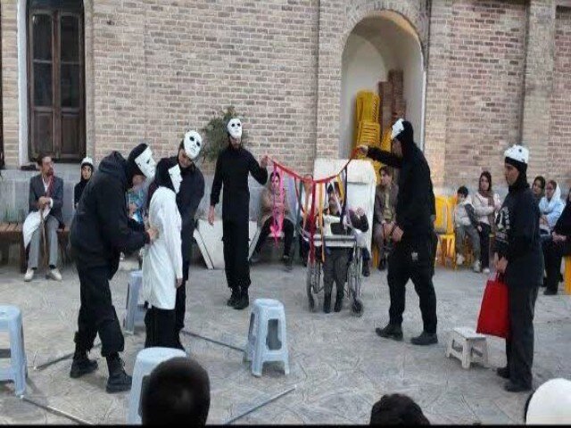 نمایش «نخهای امید» در آکادمی قطبالدین صادقی به اجرا درآمد نمایش «نخهای امید» در آکادمی قطبالدین صادقی به اجرا درآمد