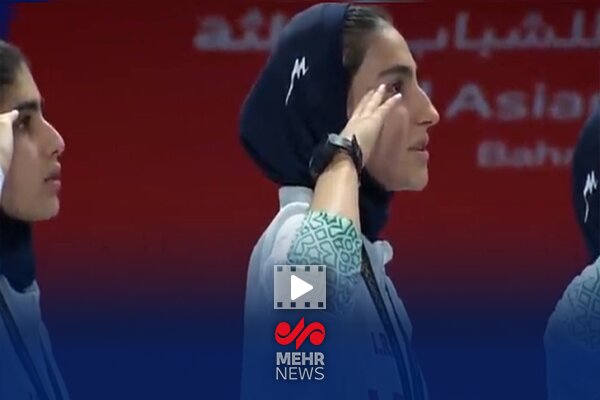 احترام نظامی بازیکنان تیم ملی فوتسال بانوان ایران پس از قهرمانی احترام نظامی بازیکنان تیم ملی فوتسال بانوان ایران پس از قهرمانی