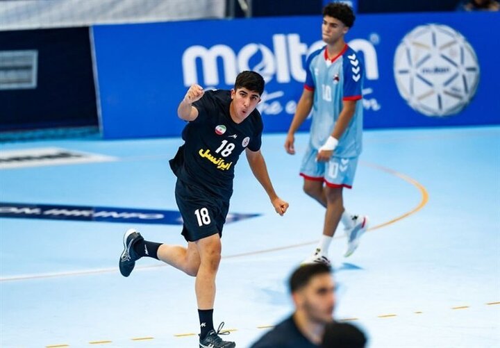 منتخب إيران للناشئين لكرة اليد يحتفل بالفوز