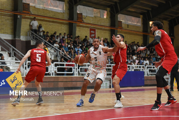 توقف تیم بسکتبال مهگل البرز مقابل شهرداری گرگان