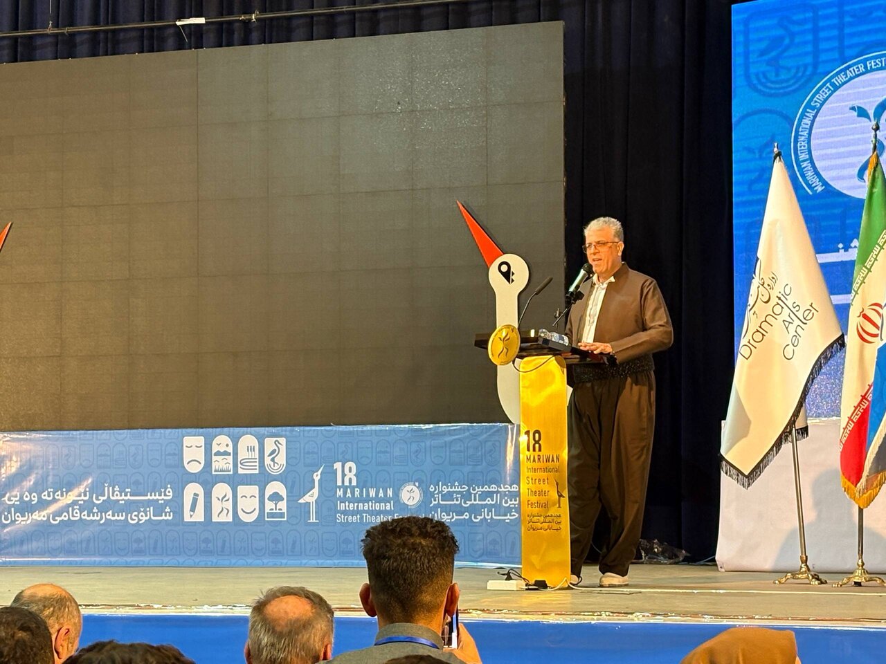 کریمیان: هنرمندان روح جامعه را با آثار خود زنده میکنند کریمیان: هنرمندان روح جامعه را با آثار خود زنده میکنند