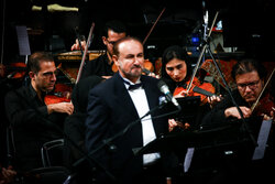 عبدالحسین مختاباد با ارکستر موسیقی ملی ایران خواند