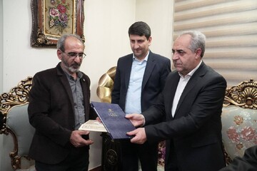 دیدار وزیر ارتباطات با خانواده شهید اقتدار