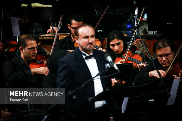 عبدالحسین مختاباد با ارکستر موسیقی ملی ایران خواند