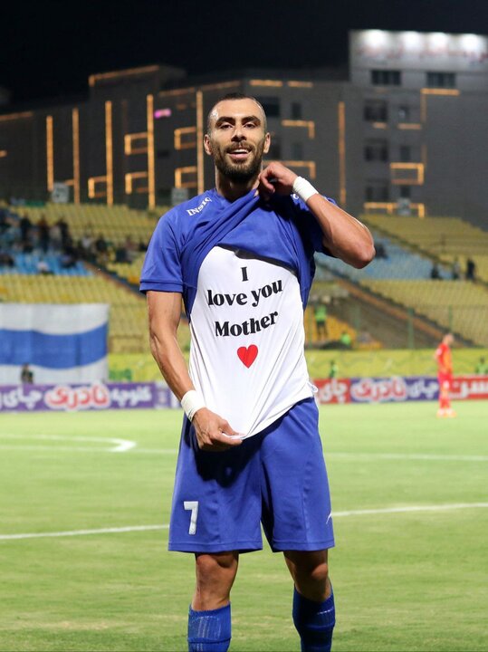 حرکت زیبای زننده گل شهرآورد اهواز؛ «دوستت دارم مادر»