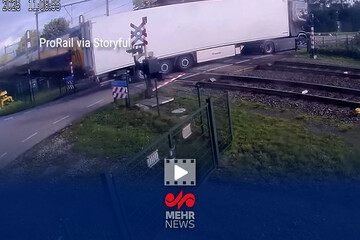 لحظه برخورد قطار با یک دستگاه کامیون در هلند