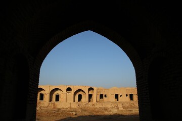 مرمت مجموعه تاریخی کاروانسرای البرز قم در مرحله تثبیت و بازسازی است