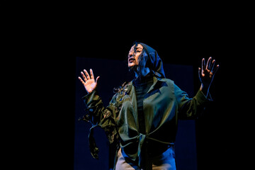 روایتی سوررئالیستی از سوگ و سکوت؛ اینجا همه عزادارند