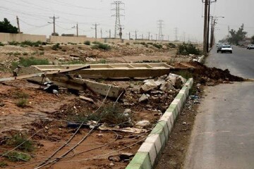 سقوط ۱۰ پایه برق بر اثر حادثه ترافیکی و آتش سوزی در گچساران