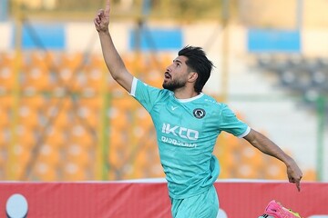 پیروزی یک نیمه ای پیکان مقابل فجرسپاسی