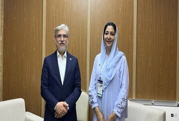 وزیر العلوم الإیراني یجتمع بوزیرة التعلیم الباکستانیة على هامش مؤتمر الیونسکو