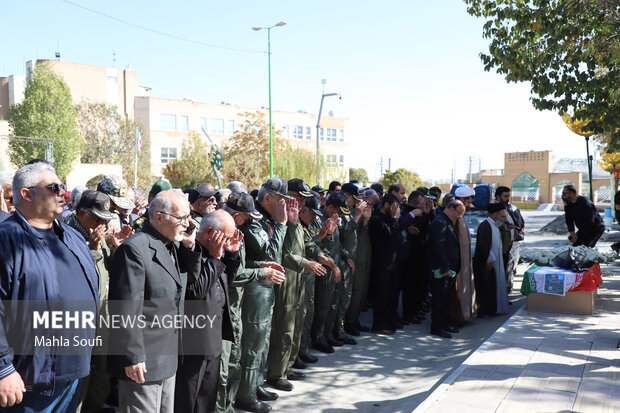 آیین تشییع جانباز سرافراز سرتیپ دوم خلبان محمد طیبی در اراک