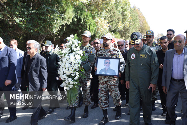 آیین تشییع جانباز سرافراز سرتیپ دوم خلبان محمد طیبی در اراک