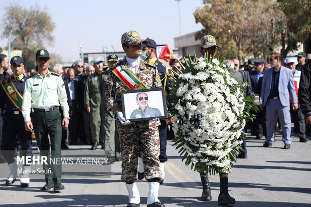 آیین تشییع جانباز سرافراز سرتیپ دوم خلبان محمد طیبی در اراک