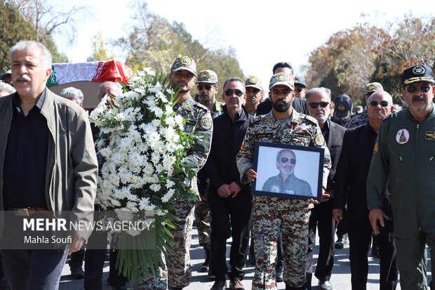 آیین تشییع جانباز سرافراز سرتیپ دوم خلبان محمد طیبی در اراک