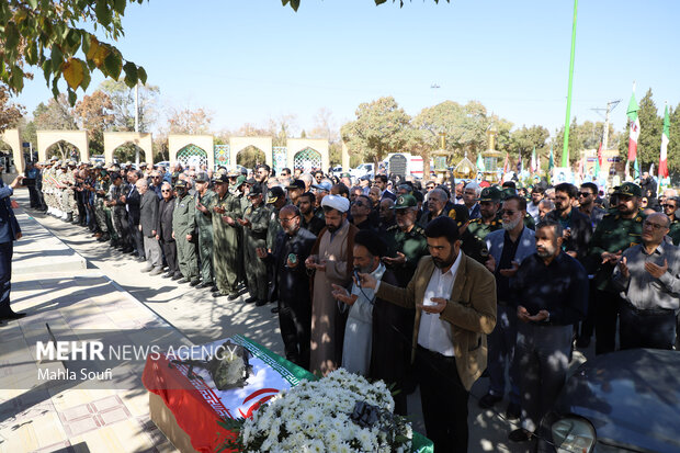 آیین تشییع جانباز سرافراز سرتیپ دوم خلبان محمد طیبی در اراک