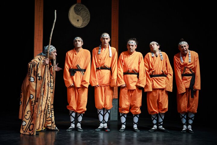 معبدی که قوانینش رها میشود؛ به فکر فرو رفتن تماشاگر در عین خندیدن