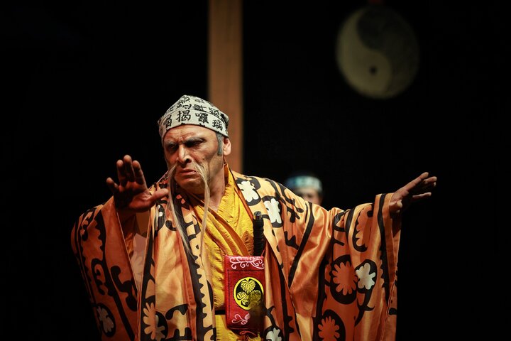 معبدی که قوانینش رها میشود؛ به فکر فرو رفتن تماشاگر در عین خندیدن