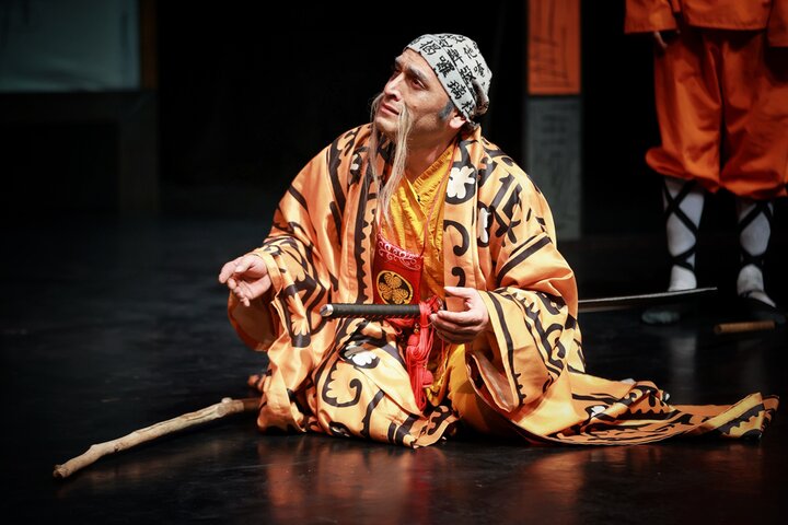 معبدی که قوانینش رها میشود؛ به فکر فرو رفتن تماشاگر در عین خندیدن