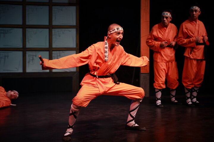 معبدی که قوانینش رها می‌شود؛ به فکر فرو رفتن تماشاگر در عین خندیدن