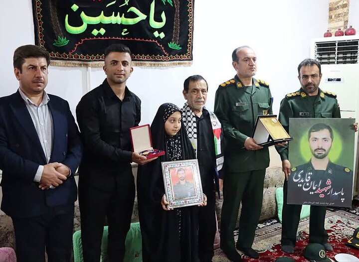 مدال قهرمانی کشور به خانواده شهید «ایمان قایدی» اهدا شد مدال قهرمانی کشور به خانواده شهید «ایمان قایدی» اهدا شد