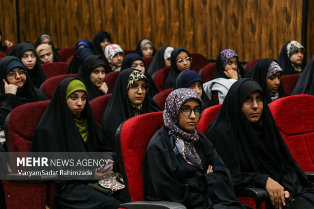 نشست هم اندیشی نوجوانان نخبه و فعال فرهنگی فارس