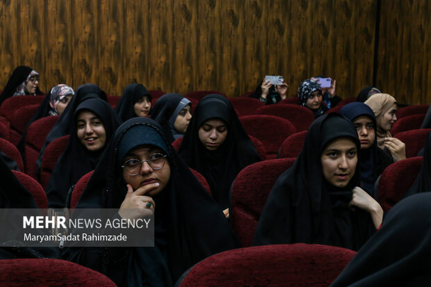 نشست هم اندیشی نوجوانان نخبه و فعال فرهنگی فارس