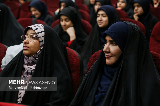 نشست هم اندیشی نوجوانان نخبه و فعال فرهنگی فارس