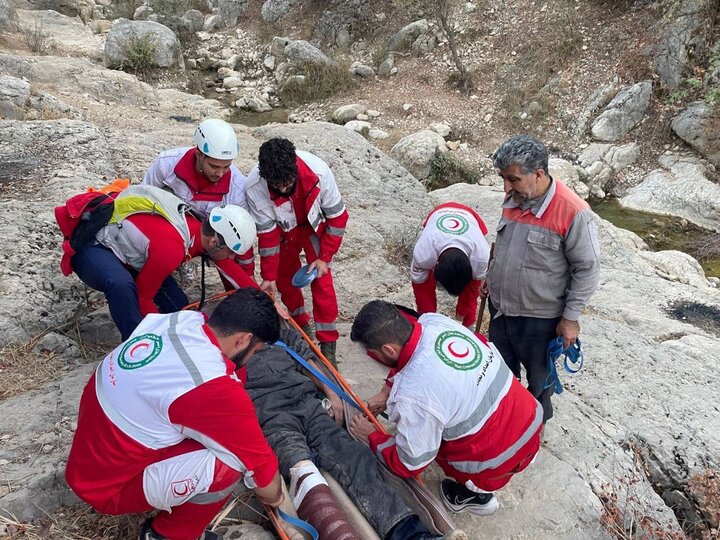 امدادگران هلالاحمر مرد ۵۴ ساله را در ارتفاعات چخماخلو نجات دادند امدادگران هلالاحمر مرد ۵۴ ساله را در ارتفاعات چخماخلو نجات دادند