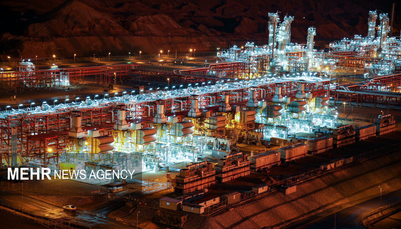 تحریمها به فرصت تبدیل شد؛ تولید نیمی از بنزین کشور توسط قرارگاه خاتم