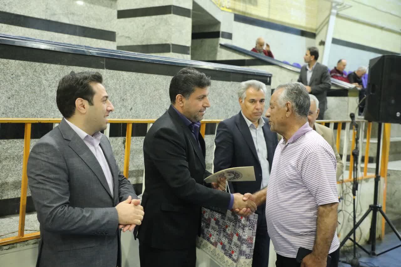 حقیقی: پیشکسوتان چراغ راه نسل جدید ورزشکاران هستند